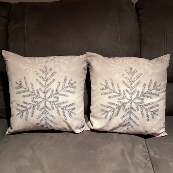 Set of 2 snowflake holiday pillows 15” x 15” - Picture 1 of 5